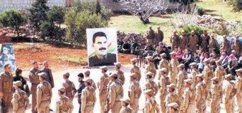 Y­P­G­­l­i­ ­t­e­r­ö­r­i­s­t­l­e­r­d­e­n­ ­Ö­c­a­l­a­n­ ­p­o­s­t­e­r­i­ ­ö­n­ü­n­d­e­ ­y­e­m­i­n­ ­t­ö­r­e­n­i­ ­-­ ­D­ü­n­y­a­ ­H­a­b­e­r­l­e­r­i­